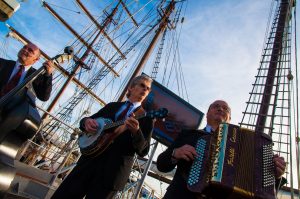 Présence d'un trio de musiciens à l'arrivée des 150 invités